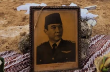 Kisah Hartini Soekarno,...