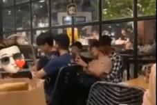Bermesraan di Kafe Kalibata,...
