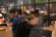 Pasangan LGBT yang Bermesraan...