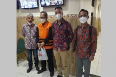 Diantar Jaksa KPK, Hakim...