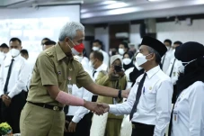 Ganjar Angkat Ribuan...