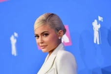Kylie Jenner Bikin Heboh!...