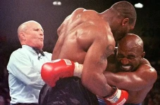 Mike Tyson Gigit Kuping...