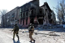 Tentara Rusia dan Ukraina...