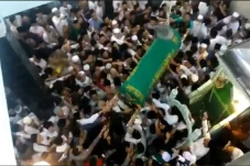 Lautan Manusia Antar...