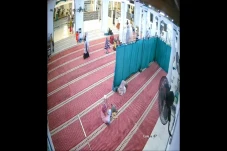 Maling HP di Masjid...