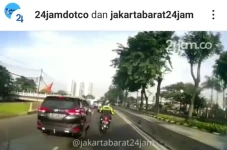 Viral! Pengendara Mobil...
