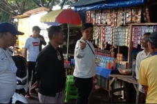 Keliling Pakai Motor,...