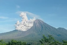 Gunung Semeru Alami...