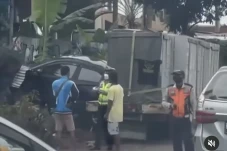 Truk Bermuatan Hebel...