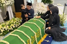 Unggah Foto Pemakaman...