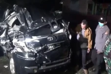 Parkir Mobil Sembarangan,...