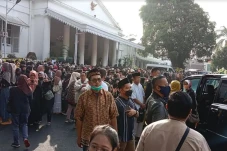 Sejak Pagi, Warga Berdatangan...