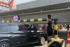 Lewati Jembatan Antilope,...
