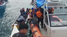 Perahu Terbelah Disambar...
