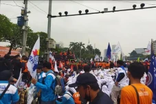 Gara-gara Kawat Berduri,...