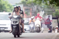 Berbahaya! Pemotor Dilarang...