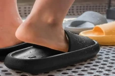 Hukum Memakai Sandal...
