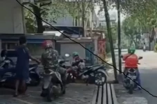 Viral Pria Berseragam...
