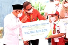 Wapres Serahkan Manfaat...