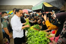 Kunjungi Pasar Baros...
