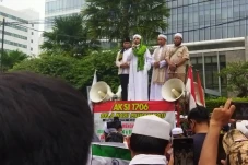 Diguyur Hujan, Massa...