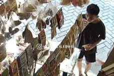 Penjaga Warung Tertidur,...