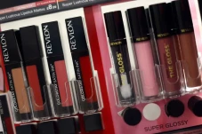 Raksasa Kosmetik Revlon...