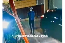 Bobol Gerbang Rumah,...