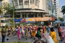 Emak-emak Berkebaya...