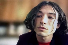 Ezra Miller dan 7 Aktor...