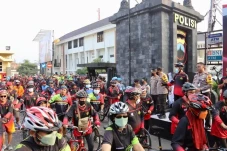 Start di Mapolda, Warga...