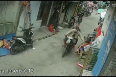 Lagi Asyik Mabar, HP...