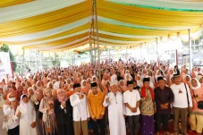 Ribuan Emak-emak di...