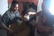 Di Tengah Gelap, Perwira...