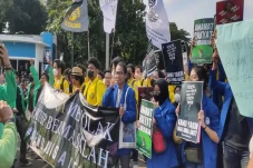 Beraksi di Patung Kuda,...