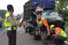 Diduga Sopir Mengantuk,...