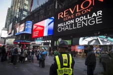 Warna-warni Revlon:...