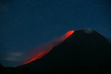 Gunung Merapi Semburkan...