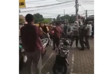 Anggota TNI Dikeroyok...