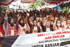 Ratusan Emak-emak di...