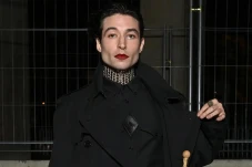 Ezra Miller Diduga Tampung...