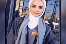 Mahasiswi Berjilbab...