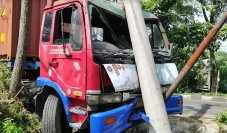 Truk Rem Blong Seruduk...