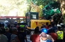 Truk Terbalik Tutup...