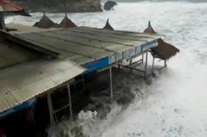 Waspada Gelombang Tinggi...