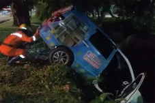 Hindari Mobil Potong...