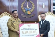 Pemprov Serahkan Bantuan...