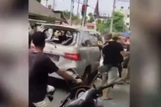 Aksi Brutal Massa Rusak...