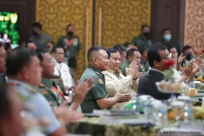 Bicara di Seminar TNI...